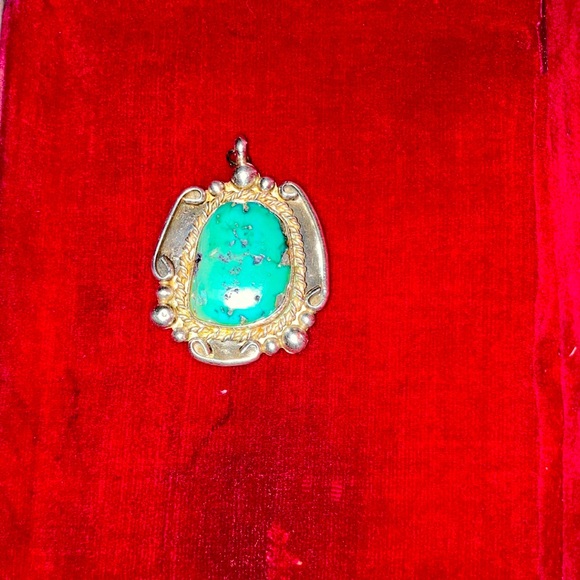 Turquoise-925 Sterling Silver Pendant- Beautifully Crafted Vintage Pendant - Picture 1 of 8
